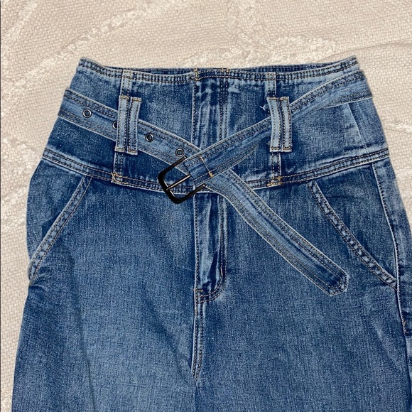 Medium Wash jeans with corset-like high waist. - Picture 2 of 4